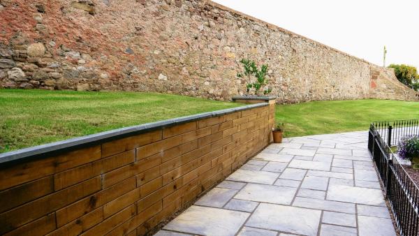 Hoe je een mortelloze keermuur bouwt met WoodBlocX