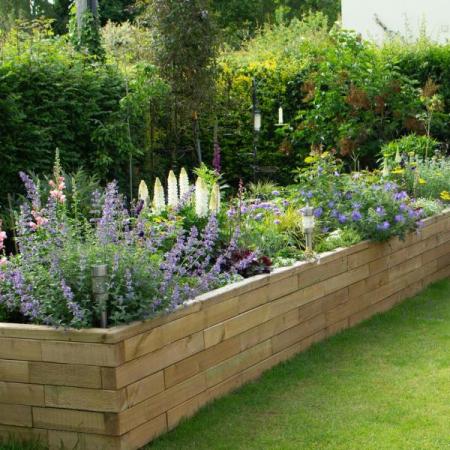 Je verhoogde bak met aarde vullen