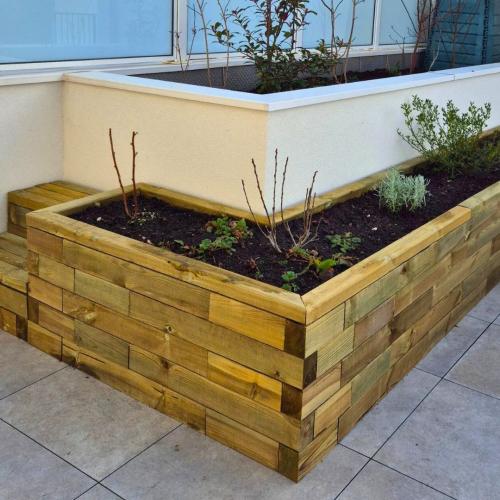 Gabriels L-vormige plantenbak met traptreden op zijn dakterras
