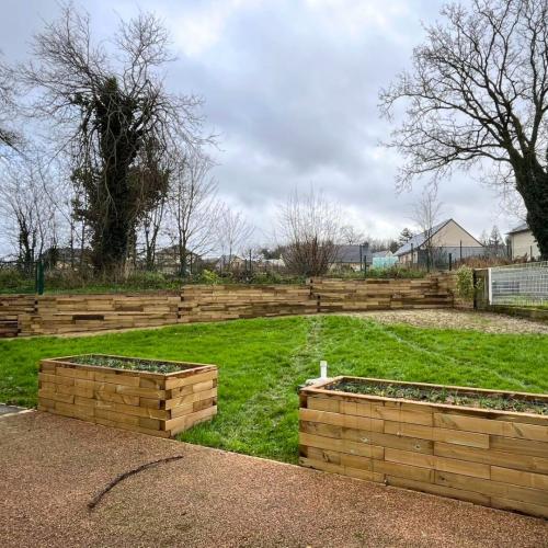 Stéphane's tuintransformatie met keerwand en verhoogde bakken