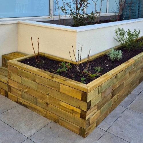 Gabriels L-vormige plantenbak met traptreden op zijn dakterras