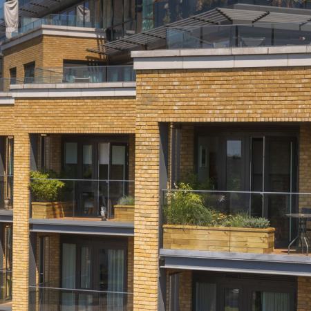 Plantenbakken voor op het balkon