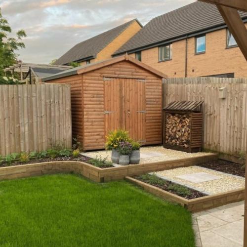 De tuin met lage keerwand van Ruth en James